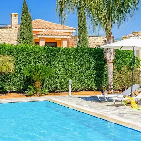 In Sleeps 6 Includes Swimming Pool Air Con And Wifi 2