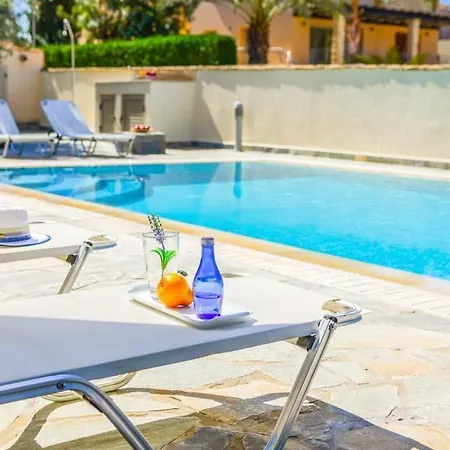 Villa In Sleeps 6 Includes Swimming Pool Air Con And Wifi 2 *