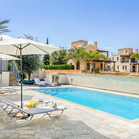 Villa In Sleeps 6 Includes Swimming Pool Air Con And Wifi 2 *