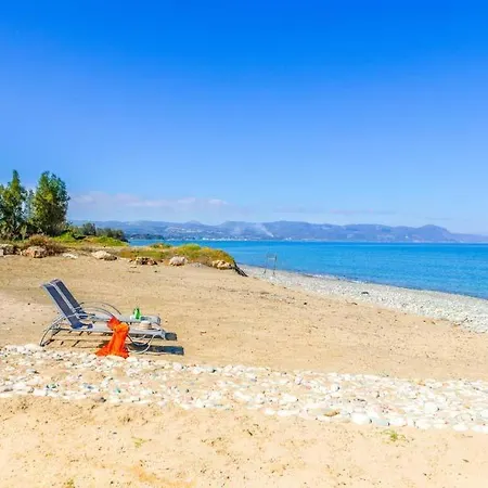 In Sleeps 6 Includes Swimming Pool Air Con And Wifi 2 *
