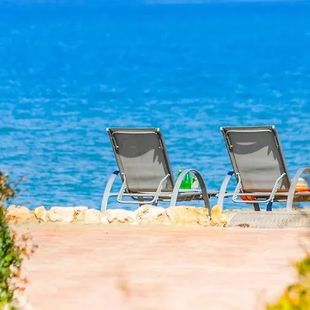 In Sleeps 6 Includes Swimming Pool Air Con And Wifi 2 *