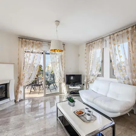 In Sleeps 6 Includes Swimming Pool Air Con And Wifi 2 * Mavroli