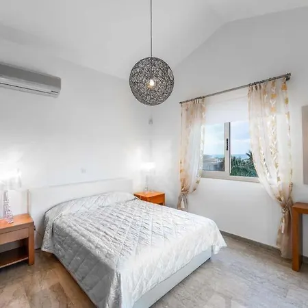 In Sleeps 6 Includes Swimming Pool Air Con And Wifi 2 Mavroli