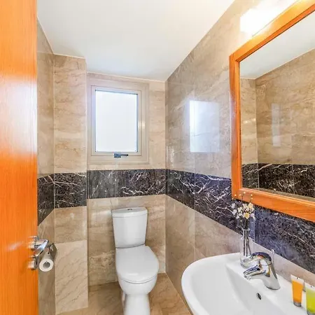 In Sleeps 6 Includes Swimming Pool Air Con And Wifi 2