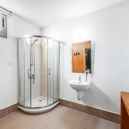 In Sleeps 6 Includes Swimming Pool Air Con And Wifi 2