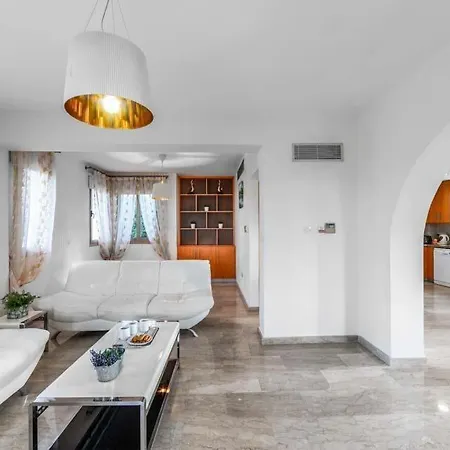 In Sleeps 6 Includes Swimming Pool Air Con And Wifi 2 Mavroli