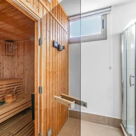 In Sleeps 6 Includes Swimming Pool Air Con And Wifi 2 Mavroli